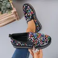 Nahaufnahme der bunten Pailletten-Slipper für Damen mit Strasssohlen-Detail im Design - 35 / Schwarz