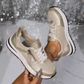 Elegante goldene Plateau-Sneaker für Damen mit Seitenreißverschluss und Schnürung. - 36 / Gold