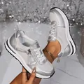 Nahaufnahme von silbernen Metallic-Sneakern mit Reißverschluss und Glitzer - 36 / Silber