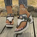 Detailansicht von Keilabsatz-Sandalen mit Webstruktur und Leoparden-Druck-Schnalle - 36 / Schwarz