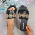 Elegante schwarze flache Pantoletten mit drei runden Strassverzierungen für den Strandurlaub - 36 / Schwarz Typ 2