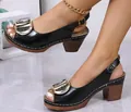 Elegante schwarze Lackleder-Sandalen mit Fischmaul, Blockabsatz und goldener Schnalle. - 36 / Schwarz