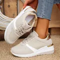 Nahaufnahme beiger Plateausneaker mit goldenen Metalldetails und Wildledertexturen - 37 / Gebrochenes Weiß