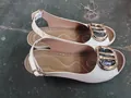Elegante beige Peeptoe-Sandaletten mit hoher Sohle und goldener Schnalle - 42 / Weiß