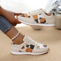 Nahaufnahme von stilvollen Damen-Sneakern mit Leopardenmuster und sehr flacher Sohle - 36 / Beige