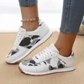 Detailansicht der Damen-Freizeitschuhe mit Leopardenmuster und weißem Schnürdesign - 36 / Weiß
