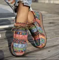 Detailed shot of colorful ethnic print canvas low-top shoes with wood grain platform - 36 / Green