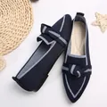 Vue détaillée de ballerines en tricot bleu marine avec nœud et semelle souple - Bleu foncé