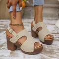 Detailansicht beige Sandaletten mit Blockabsatz, Nieten und verstellbarem Riemchen - 36 / Beige