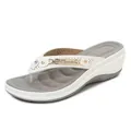 Detailopname van witte sleehak slippers met gouden metalen gesp en strass steentjes. - 36 / Wit