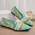 Vue détaillée de chaussures plates pointues pour femmes avec motif tricoté et nœud - Fleur de feuille verte