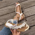 Weiße flache Sommersandalen für Damen mit Strass-Blumendekor und goldenen Akzenten - 6 / Weiß