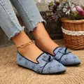 Détail de ballerines bleues en maille à bout pointu avec nœud et motif floral sur tapis - Trèfle Bleu
