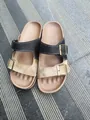 Damen Pantoletten im Birkenstock-Stil mit Schnallen in Schwarz und Beige - 38 / Schwarz