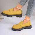 Modische gelbe Plateau-Loafer für Damen mit klobiger schwarzer Sohle und weißen Nähten - 35 / Gelb