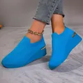 Atmungsaktive hellblaue Fly-Knit-Sneaker für Damen mit modischer Keilplattform-Sohle - 37 / Freizeitschuhe / Himmelblau