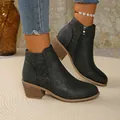 Detail van zwarte Chelsea boots met spitse neus, opengewerkt ontwerp en blokhak - 36 / Zwart