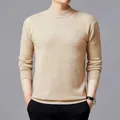 Maglione a collo alto minimalista da uomo in un elegante tessuto a maglia beige - Albicocca