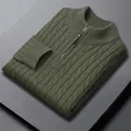 Suéter de punto de ochos verde oscuro para hombre con media cremallera y textura premium - Verde Militar