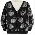 Gros plan d'un gilet en jacquard noir avec des motifs de têtes de mort blancs pour Halloween - 3XL / Hauts / Noir (Petit Crâne)