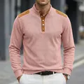 Primo piano di una maglia Henley da uomo rosa a nido d'ape con toppe marroni. - Taglia S / Top / Rosa