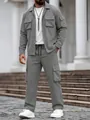 Nahaufnahme eines grauen Herren-Arbeitsanzugs mit mehreren Taschen und Cargo-Hose - S / Oberteil Und Unterteil / Grau