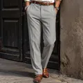 Detalle de pantalones de vestir grises para hombre, corte recto con cinturón. - S / Bottoms / Gris claro