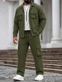 Professionelles Modell in olivgrüner zweiteiliger Cargo-Jacke und passender Hose für Herren - S / Oberteil Und Unterteil / Armeegrün