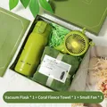 Coffret cadeau vert pratique avec bouteille isotherme serviette polaire et ventilateur - Gourde Isotherme Et Serviette Polaire Corail Et Mini Ventilateur / Boîte cadeau / Vert