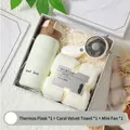 Coffret cadeau avec thermos, serviette et mini ventilateur dans une boîte marbrée - Gourde Isotherme Et Serviette Polaire Corail Et Mini Ventilateur / Boîte cadeau / Blanc
