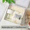 Coffret cadeau comprenant un gobelet en verre avec paille et une serviette douce - Gobelet en verre + Serviette polaire corail / Boîte cadeau / Blanc