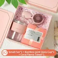 Coffret cadeau rose avec mini ventilateur, gobelet en verre et serviette en velours - Gobelet en Verre Et Serviette Polaire Corail Et Mini Ventilateur / Boîte cadeau / Rose