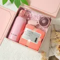 Coffret cadeau rose complet comprenant un thermos en inox, un ventilateur et une serviette - Gourde Isotherme + Mini Ventilateur + Serviette Polaire Corail / Boîte cadeau / Rose