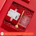 Coffret cadeau rouge de luxe avec serviette en velours, verre et cuillère fleurie - Coffret Cadeau Gobelet à Relief + Serviette / Boîte cadeau / Rouge