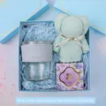 Coffret cadeau pratique avec tasse en verre, serviette ours et savon artisanal en boîte bleue. - Gobelet en Verre Bambou Et Serviette Ours Et Savon Artisanal (L10) / Boîte cadeau / Bleu