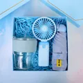 Coffret cadeau bleu pratique comprenant un verre, un ventilateur et un parapluie. - Gobelet Paille en Verre + Ventilateur à Main + Parapluie Pliable (L11) / Boîte cadeau / Bleu