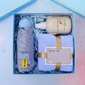 Coffret cadeau avec parapluie bleu, crème mains au lait de chèvre et serviette douce - Parapluie + Crème pour les Mains + Serviette Polaire Corail (L17) / Boîte cadeau / Bleu