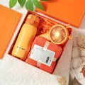 Coffret cadeau orange avec gourde isotherme, serviette en polaire et mini ventilateur - Gourde Isotherme + Mini Ventilateur + Serviette Polaire Corail / Boîte cadeau / Orange