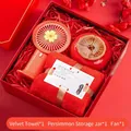 Coffret cadeau rouge festif avec serviette en velours, mini ventilateur et pot persimmon - Coffret Cadeau Mini Ventilateur + Bocal de Kaki + Serviette / Boîte cadeau / Rouge