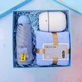 Coffret cadeau bleu avec mini parapluie, humidificateur blanc et serviette en polaire - Parapluie à Cinq Plis + Mini Humidificateur + Serviette Polaire Corail (L16) / Boîte cadeau / Bleu