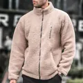 Gedetailleerd beeld van beige fleecejack voor heren met zachte sherpa-textuur en ritssluiting - Abrikoos