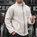 Gedetailleerd overzicht van de zachte witte fleece textuur op dit herenjack met rits. - Wit