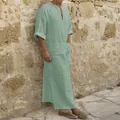 Πλάγια όψη ανδρικού καφτανιού από βαμβάκι και λινό σε πράσινο μέντας σε πέτρινο τοίχο. - S / Tops / ανοιχτό πράσινο