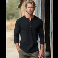 T-shirt Henley noir décontracté pour homme à manches longues et quatre boutons - S / Hauts / Noir