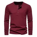 Vue de face d'un tee-shirt Henley bordeaux à manches longues pour hommes avec boutons - S / Hauts / Bordeaux