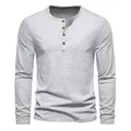 Vue détaillée d'un t-shirt Henley gris à manches longues pour hommes avec quatre boutons - S / Hauts / Gris clair