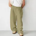 Detailansicht der lockeren khakifarbenen Leinenhose für Herren mit Faltenfront-Design. - S / Unterteile / Olivgrün