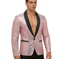 Gedetailleerde close-up van een roze herenblazer met pailletten en een zwarte sjaalkraag. - Roze
