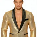 Detail van een glanzend goudkleurig herenjasje met lovertjes en een zwarte sjaalkraag - S / Tops / Goud