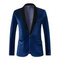Gedetailleerde weergave van blauwe fluwelen herenblazer met sjaalkraag. - M / Tops / Blauw